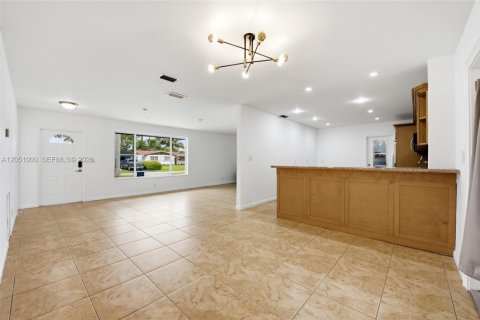 House in Hollywood, Florida 3 bedrooms, 129.88 sq.m. № 2244401 - photo 13