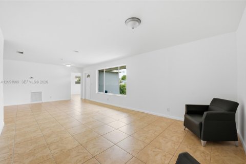 House in Hollywood, Florida 3 bedrooms, 129.88 sq.m. № 2244401 - photo 10