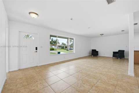 House in Hollywood, Florida 3 bedrooms, 129.88 sq.m. № 2244401 - photo 4