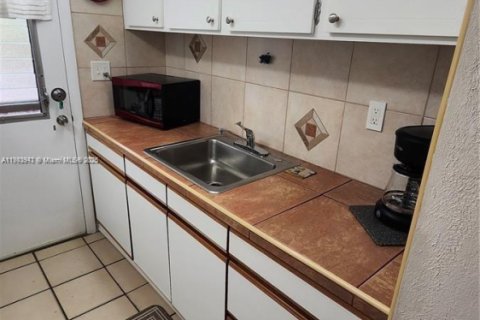 Condo in Miami, Florida, 1 bedroom  № 2154340 - photo 8