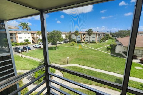 Condo in Miami, Florida, 1 bedroom  № 2154340 - photo 2