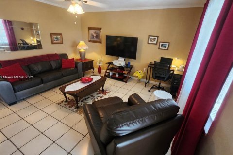 Condo in Miami, Florida, 1 bedroom  № 2154340 - photo 16