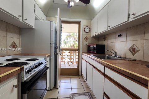 Condo in Miami, Florida, 1 bedroom  № 2154340 - photo 5