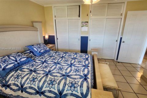 Condo in Miami, Florida, 1 bedroom  № 2154340 - photo 12