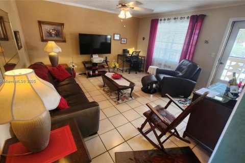Condo in Miami, Florida, 1 bedroom  № 2154340 - photo 13