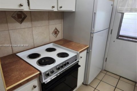 Condo in Miami, Florida, 1 bedroom  № 2154340 - photo 7