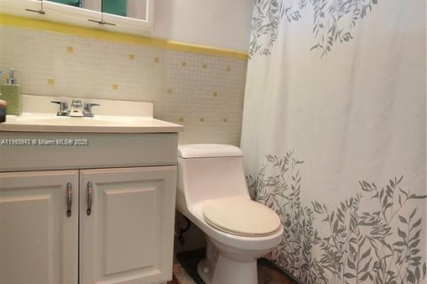 Condo in Miami, Florida, 1 bedroom  № 2154340 - photo 18