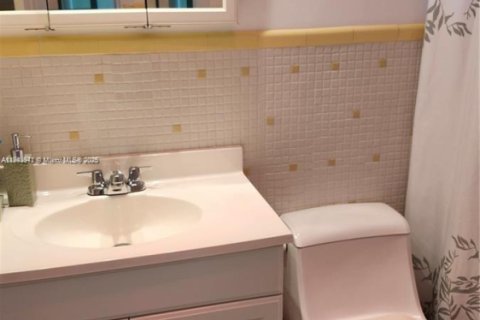 Condo in Miami, Florida, 1 bedroom  № 2154340 - photo 17