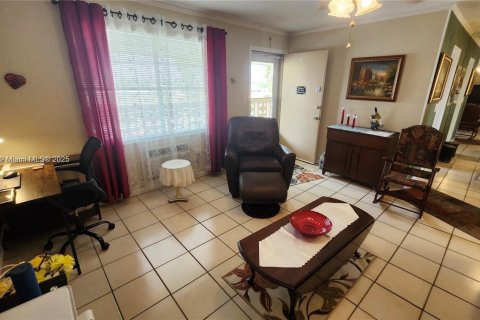 Condo in Miami, Florida, 1 bedroom  № 2154340 - photo 15