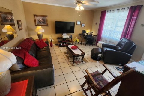 Condo in Miami, Florida, 1 bedroom  № 2154340 - photo 14