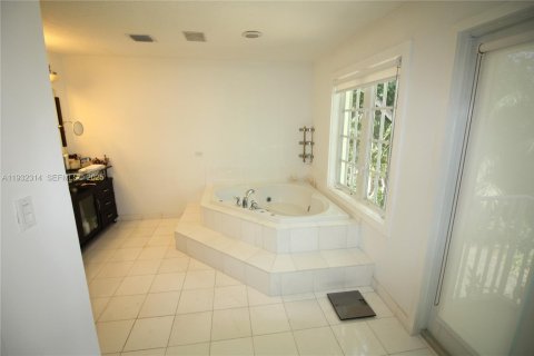 Купить виллу или дом в Корал-Гейблс, Флорида 5 спален, 529.91м2, № 1991365 - фото 26