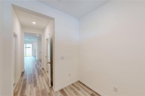 Townhouse in Land O' Lakes, Florida 3 bedrooms, 155.43 sq.m. № 2277565 - photo 4