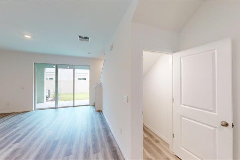 Townhouse in Land O' Lakes, Florida 3 bedrooms, 155.43 sq.m. № 2277565 - photo 8