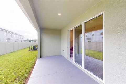 Townhouse in Land O' Lakes, Florida 3 bedrooms, 155.43 sq.m. № 2277565 - photo 15