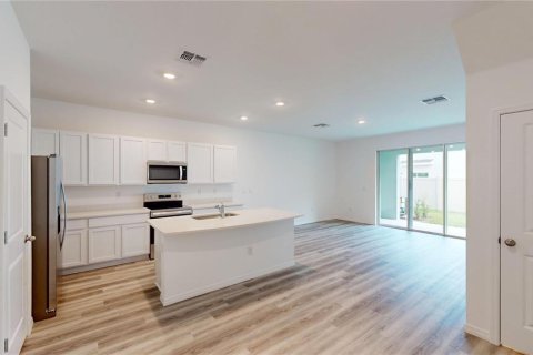 Townhouse in Land O' Lakes, Florida 3 bedrooms, 155.43 sq.m. № 2277565 - photo 7