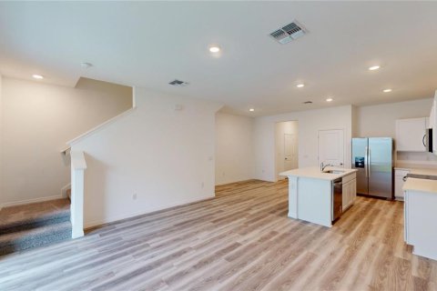 Townhouse in Land O' Lakes, Florida 3 bedrooms, 155.43 sq.m. № 2277565 - photo 13