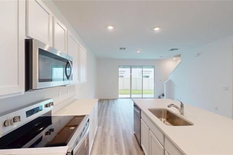 Townhouse in Land O' Lakes, Florida 3 bedrooms, 155.43 sq.m. № 2277565 - photo 12
