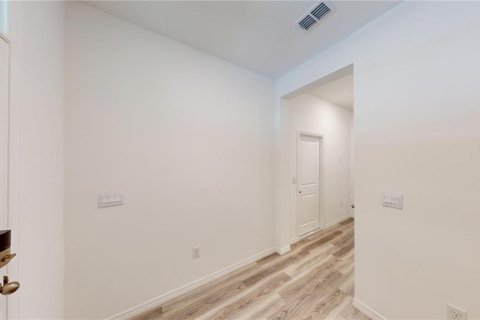 Townhouse in Land O' Lakes, Florida 3 bedrooms, 155.43 sq.m. № 2277565 - photo 3