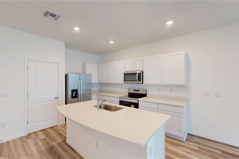 Townhouse in Land O' Lakes, Florida 3 bedrooms, 155.43 sq.m. № 2277565 - photo 9