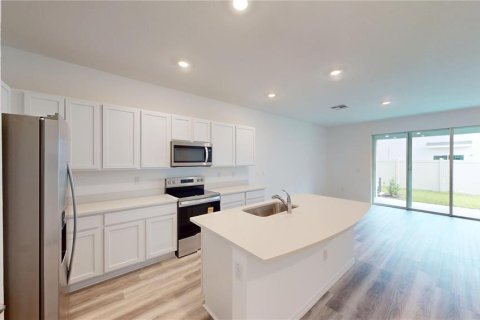 Townhouse in Land O' Lakes, Florida 3 bedrooms, 155.43 sq.m. № 2277565 - photo 6