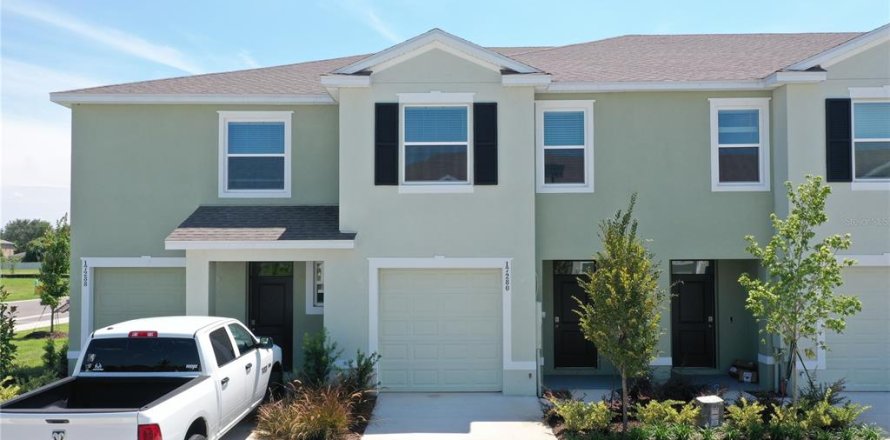 Townhouse in Land O' Lakes, Florida 3 bedrooms, 155.43 sq.m. № 2277565