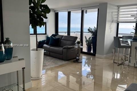 Condo in Miami Beach, Florida, 2 bedrooms № 2006842 - photo 4