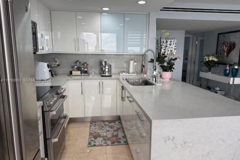 Condo in Miami Beach, Florida, 2 bedrooms № 2006842 - photo 11