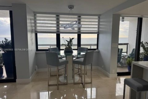 Condo in Miami Beach, Florida, 2 bedrooms № 2006842 - photo 8