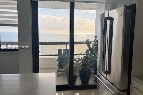 Condo in Miami Beach, Florida, 2 bedrooms № 2006842 - photo 12