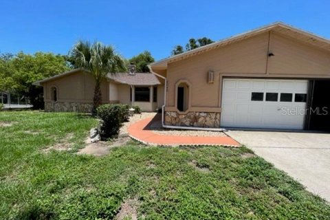 House in Spring Hill, Florida 3 bedrooms, 155.15 sq.m. № 1911680 - photo 1