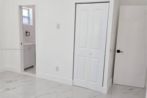 House in North Miami, Florida 7 bedrooms, 249.07 sq.m. № 1875333 - photo 22