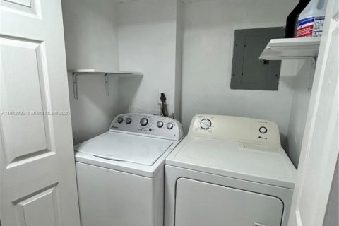 Condominio en alquiler en Miami, Florida, 2 dormitorios, 100.89 m2 № 1971309 - foto 9