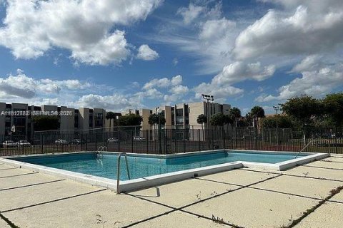 Condominio en alquiler en Miami, Florida, 2 dormitorios, 100.89 m2 № 1971309 - foto 15