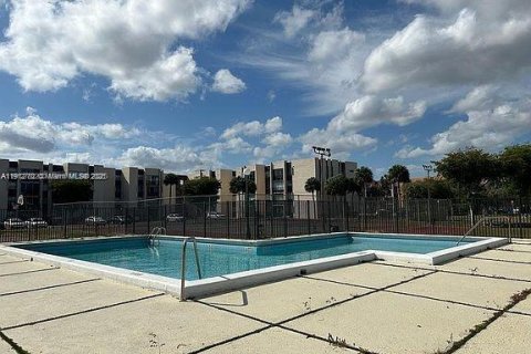 Condominio en alquiler en Miami, Florida, 2 dormitorios, 100.89 m2 № 1971309 - foto 11