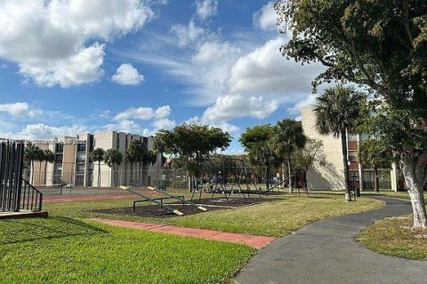 Condominio en alquiler en Miami, Florida, 2 dormitorios, 100.89 m2 № 1971309 - foto 12