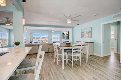 House in Indian Rocks Beach, Florida 2 bedrooms, 144.09 sq.m. № 1771628 - photo 3