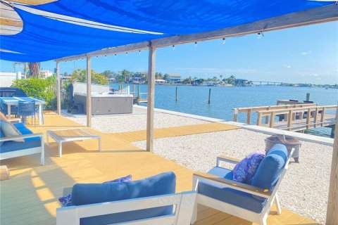 House in Indian Rocks Beach, Florida 2 bedrooms, 144.09 sq.m. № 1771628 - photo 6