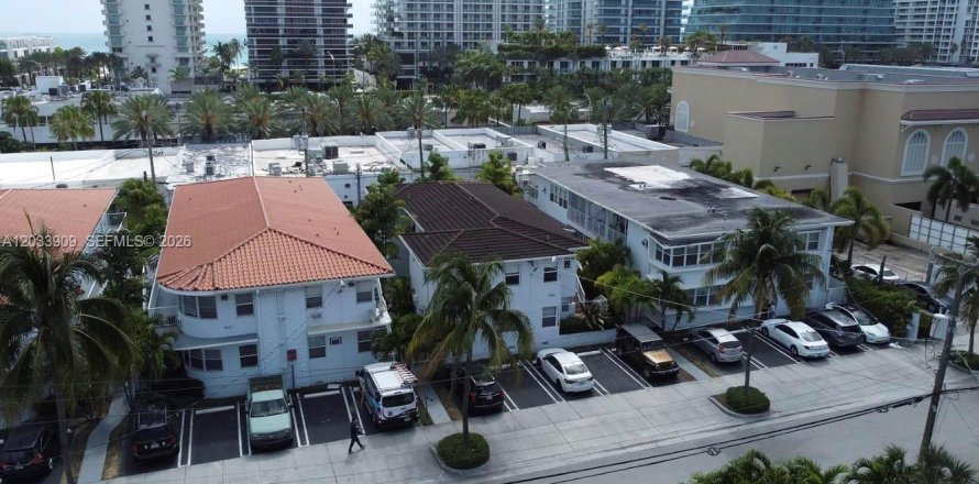 Apartment in Surfside, Florida 1 bedroom, 65.03 sq.m. № 2077828