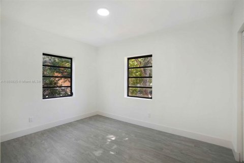 Villa ou maison à vendre à Hialeah, Floride: 3 chambres, 75.53 m2 № 1979317 - photo 12