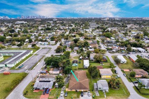 Commercial property in Miami, Florida 459.96 sq.m. № 2177558