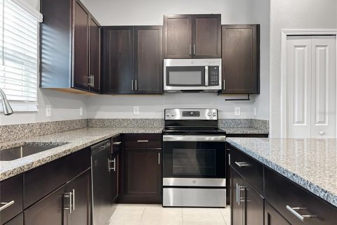 Townhouse in PALM RIVER TOWNHOMES in Tampa, Florida 2 bedrooms, 140.84 sq.m. № 1910725 - photo 16