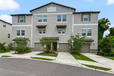 Townhouse in PALM RIVER TOWNHOMES in Tampa, Florida 2 bedrooms, 140.84 sq.m. № 1910725 - photo 1