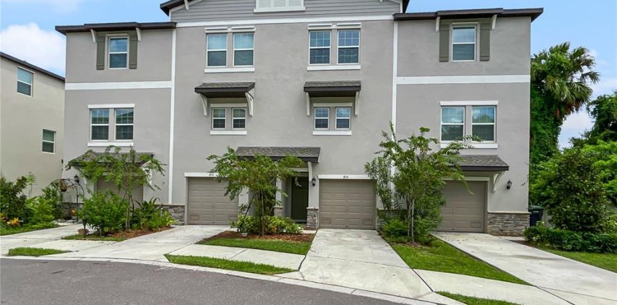 Adosado en PALM RIVER TOWNHOMES en Tampa, Florida 2 dormitorios, 140.84 m2 № 1910725