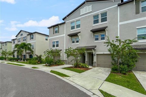 Townhouse in PALM RIVER TOWNHOMES in Tampa, Florida 2 bedrooms, 140.84 sq.m. № 1910725 - photo 2