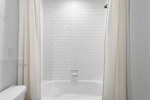 Townhouse in PALM RIVER TOWNHOMES in Tampa, Florida 2 bedrooms, 140.84 sq.m. № 1910725 - photo 13