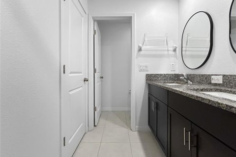 Townhouse in PALM RIVER TOWNHOMES in Tampa, Florida 2 bedrooms, 140.84 sq.m. № 1910725 - photo 9