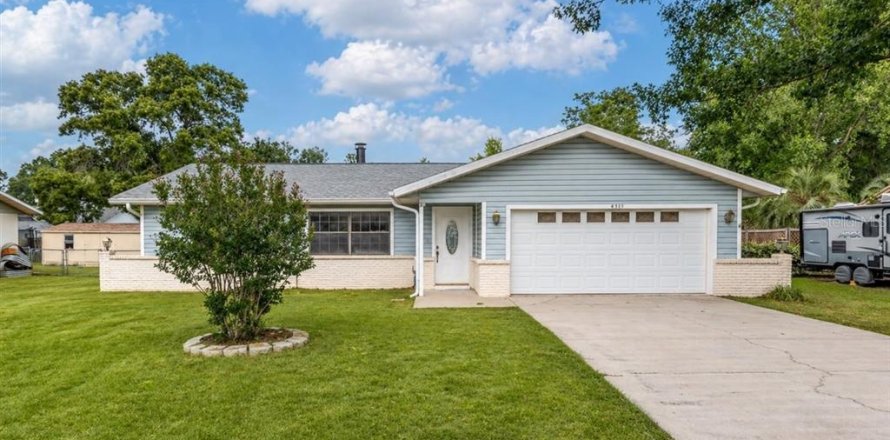 House in Ocala, Florida 3 bedrooms, 128.67 sq.m. № 2213642