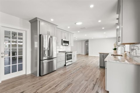 House in Tampa, Florida 3 bedrooms, 191.75 sq.m. № 1609124 - photo 17