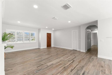 House in Tampa, Florida 3 bedrooms, 191.75 sq.m. № 1609124 - photo 6