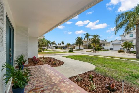 House in Tampa, Florida 3 bedrooms, 191.75 sq.m. № 1609124 - photo 5